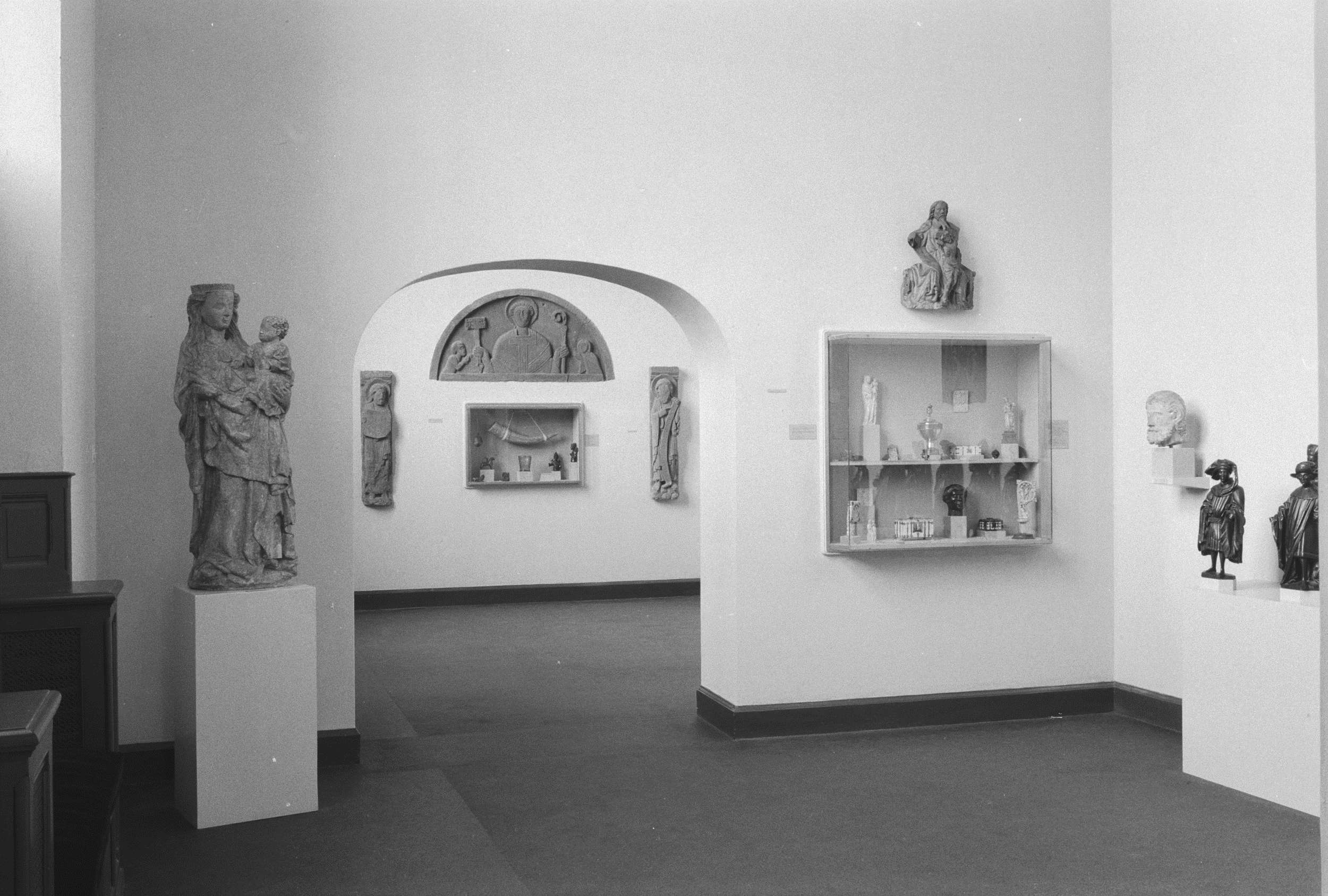 Room with statues, display case and passage, 1