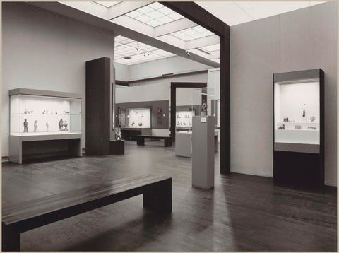 Zaal met vooraan beelden in vitrines, c. 1978 - c. 1979 Canvas Print