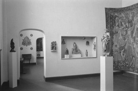 Room with statues, tapestry, display case and passageway, 1952 Canvas Print