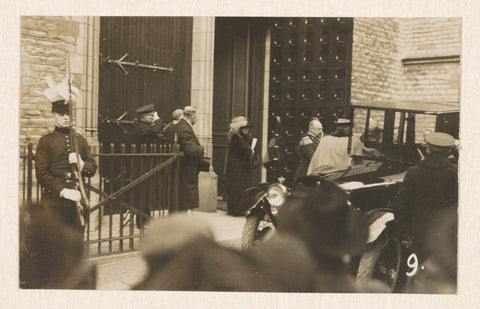 Queen Wilhelmina and Prince Hendrik on leaving the Pieterskerk in Leiden, Joh. Geijtenbeek, 1925 Canvas Print