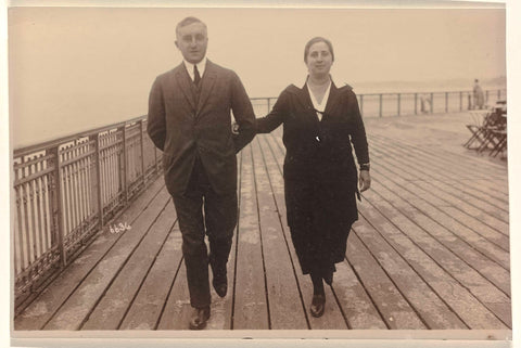 Eugen Wachenheimer and his wife Else Wachenheimer-Moos dressed walking on the quay of Scheveningen, August 1924, anonymous, 1924 Canvas Print