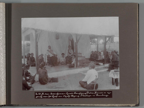 Z.V.H. den Soesoehoenan, Goesti Kangdjeng Ratoe Hemas and his entourage at the Tomb of Njahi Ageng Malopo in Rembang, anonymous, 1933 Canvas Print