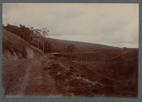 Construction of the road with a bridge along a slope, anonymous, 1903 - 1913 Canvas Print