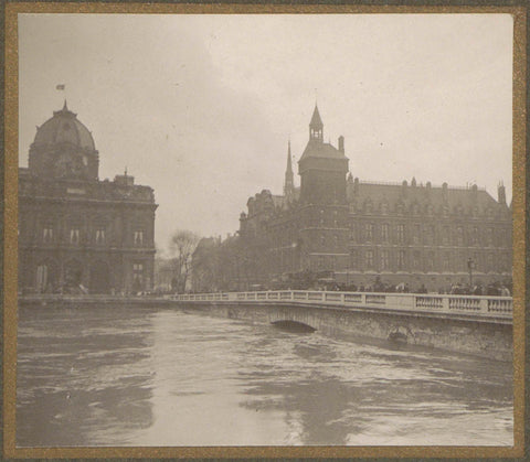 Very high water level in the Seine, in the background buildings on the Île de la Cité of Paris, G. Dangereux, 1910 Canvas Print