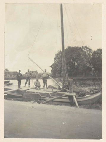 Four men on board a flat-bottomed soil on the waterfront, Geldolph Adriaan Kessler, c. 1903 - c. 1908 Canvas Print