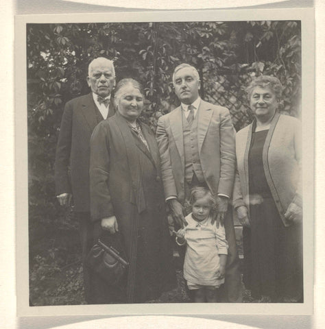 Meir Wachenheimer, Mathilde Wachenheimer-Wertheimer, Eugen Wachenheimer, Josefine Moos-Levi, Isabel Wachenheimer in tuin in Stuttgart, 6 tot 13 september 1930, anonymous, 1930 Canvas Print