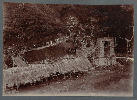 Construction of the bridge over the Woih ni Enang, anonymous, 1903 - 1913 Canvas Print