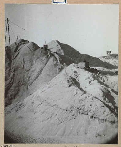 Zandstorten bij schuilkelder A te Heemskerk, 1939 - 1941 Canvas Print