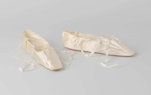 Bridal shoe, flat model with anklet and thin white silk ribbons of cream satin, decorated with a white satin bow, anonymous, in or before 1835 Canvas Print