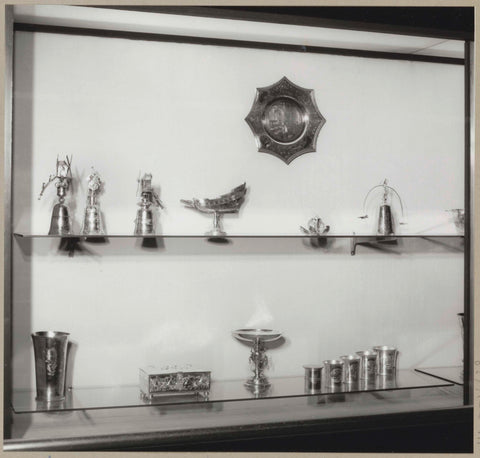 Display case with objects of (precious) metal including a shell, a box, a ship and cups, in or after 1962 - in or before 1993 Canvas Print