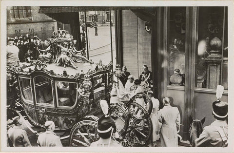 De gouden koets van de huwelijksstoet van Juliana, koningin der Nederlanden, en Bernhard van Lippe-Biesterfeld te Den Haag op 7 januari 1937, anonymous, 1937 Canvas Print