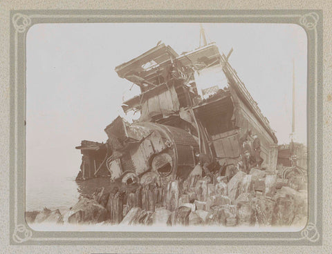 Mannen bij een scheepswrak, Folkert Idzes de Jong, c. 1905 - c. 1907 Canvas Print