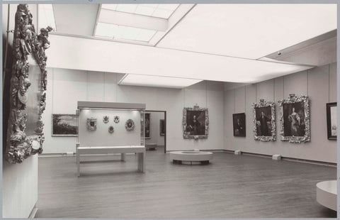 Zaal met diverse schilderijen en diverse lijsten en een bank voor bezoekers, c. 1984 Canvas Print