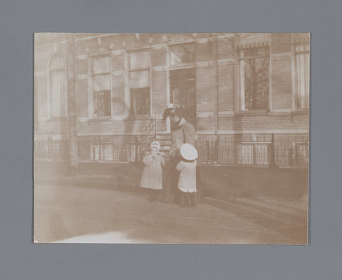 Woman on the street with two children, Johannes Diderik van der Waals (1873-1971) (attributed to), 1900 - 1920 Canvas Print