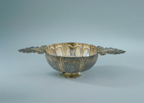 Brandy bowl of gilded silver with flower and leaf anchor decoration in Indian style, anonymous, c. 1700 - c. 1749 Canvas Print