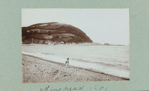 Woman walking to rocky beach, Frits Freerks Fountain Fz. (attributed to), 1901 Canvas Print