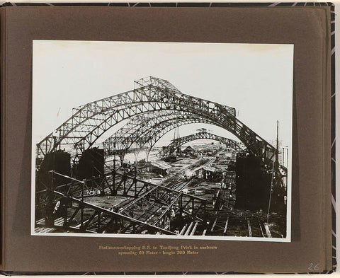 Station roof SS in Tandjong Priok under construction / voltage 40 Meter - length 200 Meter, anonymous, 1916 - 1924 Canvas Print