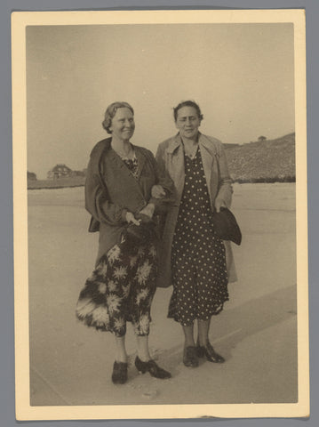 Portrait of two women: Moeke on her birthday in 1938 in Bergen aan Zee, anonymous, 1937 - 1938 Canvas Print