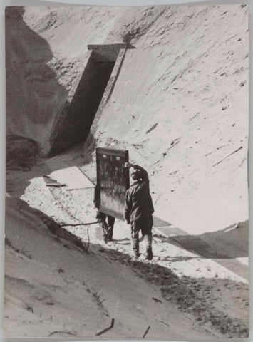 Transport van een schilderij naar de bunker te Heemskerk, 1940 - 1941 Canvas Print