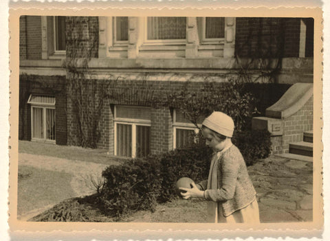 Isabel Wachenheimer in front of the house of her uncle Willy Moos, Bellevue 62 in Hamburg, in 1935, anonymous, 1935 Canvas Print