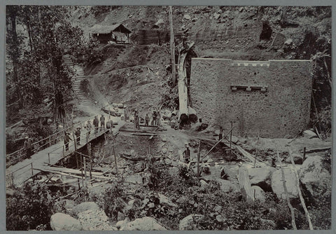 Construction of the bridge over the Aroel Timbang Gadja, anonymous, 1903 - 1913 Canvas Print