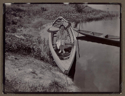 Edith Jetten with a parasol in a boat, anonymous, 1925 - 1927 Canvas Print