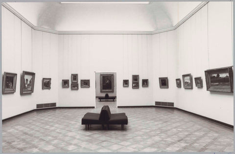 Zaal met schilderijen, midden achter een doorgang met aan weerskanten vier kleine schilderijen, 1990 Canvas Print