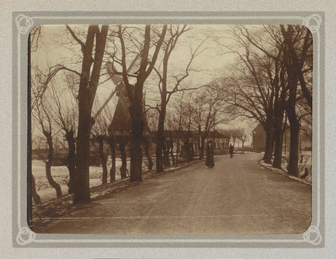 Man and a woman walking on a road with trees near a windmill, Folkert Idzes de Jong, c. 1905 - c. 1907 Canvas Print