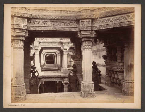 Women with water jugs on the steps of the well of Adalaj, India, Colin Murray (attributed to), 1872 - 1873 Canvas Print