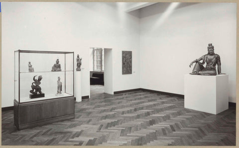 Zaal met vier beelden in een vitrine naast een doorgang en een beeld van Guanyin rechts, 1957 Canvas Print