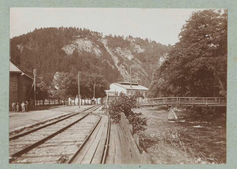 Spoor- en riviergezicht tegen de achtergrond van een bebosd berglandschap nabij het station van Rübeland, Frits Freerks Fontein Fz. (attributed to), c. 1903 Canvas Print