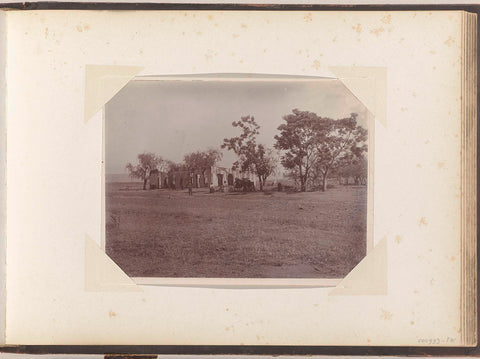 View of destroyed house with husband and women in front of it in South Africa, anonymous, 1899 - 1902 Canvas Print