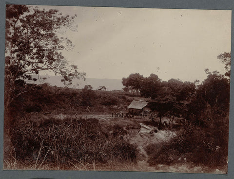 Soldiers at a hut along the road, anonymous, 1903 - 1913 Canvas Print