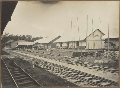 Construction of a building along the railway, anonymous, 1914 - 1919 Canvas Print