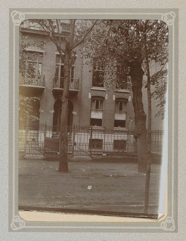 Exterior of a house with trees and a fence, Folkert Idzes de Jong, c. 1905 - c. 1907 Canvas Print