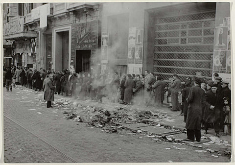 In the queue for food, Associated Press Berliner Büro, 1939 Canvas Print