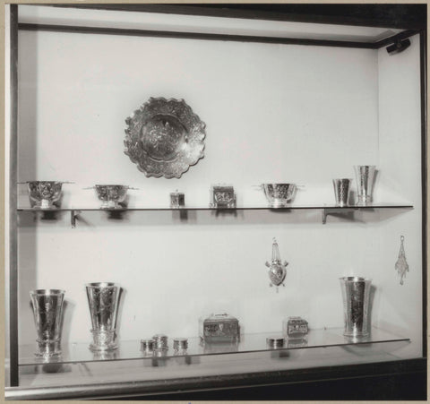 Display case with objects of (precious) metal including a bowl, boxes and cups, in or after 1962 - in or before 1993 Canvas Print