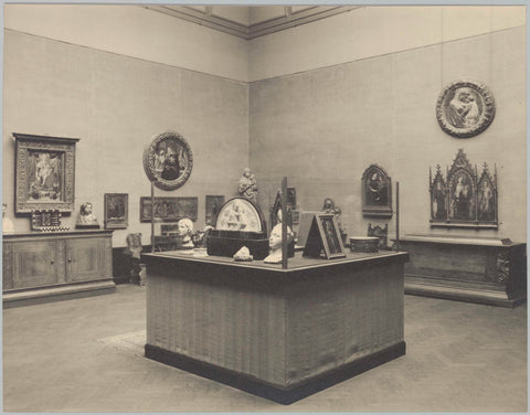 Hall with works by early Italians, a curved ceiling, low panelling and wall covering, 1934 Canvas Print