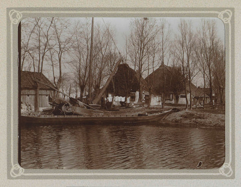 Farmhouse with a barn on a water, in the foreground boats, Folkert Idzes de Jong, c. 1905 - c. 1907 Canvas Print