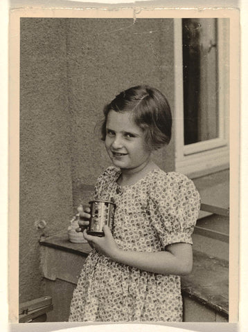 Isabel Wachenheimer in gestipte jurk met beker in haar handen, juli 1936, anonymous, 1936 Canvas Print