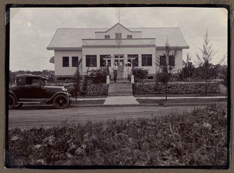 Couple Jetten in front of the house in Moengo, anonymous, 1925 - 1927 Canvas Print