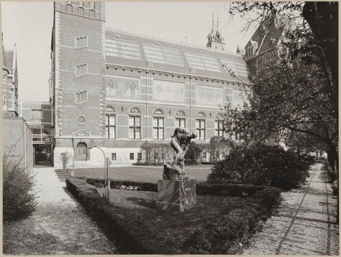 Garden behind the Teekenschool with the image of the discus thrower, 1979 Canvas Print