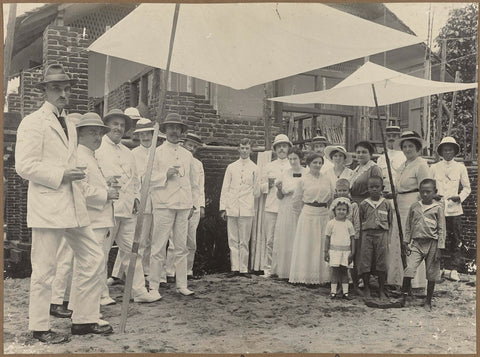 Group photo at the villa in Simpangampat, anonymous, 1916 Canvas Print