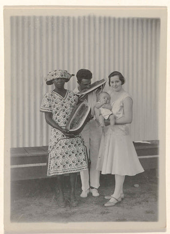 Couple Guilonard with child and a servant in Moengo, anonymous, 1930 Canvas Print