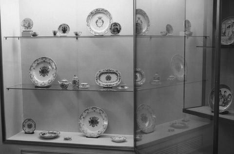 Display case with Chinese weapon porcelain including scales, 1957 Canvas Print