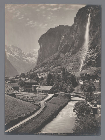 De plaats Lauterbrunnen en de Staubbach-waterval, Berner Oberland, Zwitserland, Gebrüder Wehrli, c. 1890 - c. 1925 Canvas Print