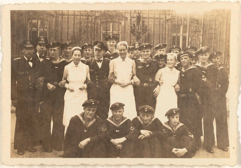 Sailors and three nurses in Paris, anonymous, 1943 Canvas Print