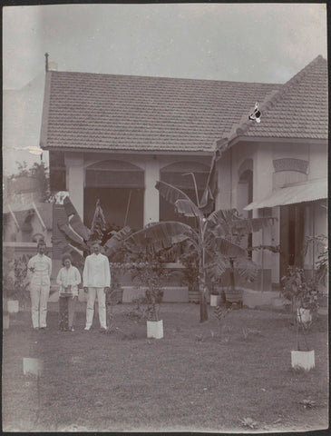 Twee mannen en een vrouw voor een huis in Nederlands-Indië, anonymous, c. 1930 - c. 1949 Canvas Print