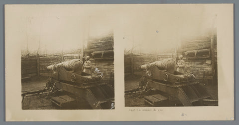 Soldier next to a howitzer, anonymous, 1914 - 1918 Canvas Print