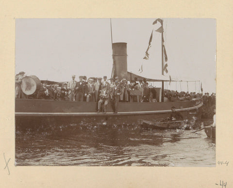 Op de boot, Hendrik Herman van den Berg, in or after 1890 - in or before 1894 Canvas Print